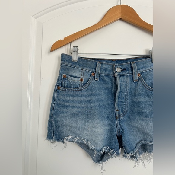Levi’s 501 Lightwash Distressed Shorts size 27 100% cotton - Picture 3 of 10